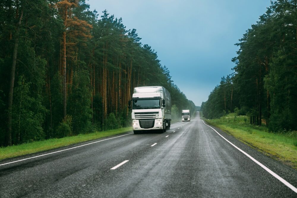 truck-tractor-unit-prime-mover-traction-unit-in-motion-on-road-e1714851075636